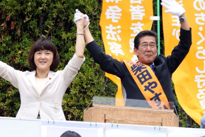 声援に応える柴田候補（右）と梅村衆院議員＝2015年7月23日、さいたま市