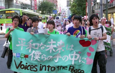 戦争法案強行採決するなとデモ行進する学生とママたち＝2015年9月12日、さいたま市
