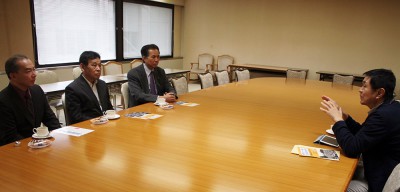 本田氏（右端）と懇談する（左から）伊藤、荻原、村岡の各氏＝2015年10月29日、さいたま市