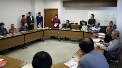 銭湯利用者、経営者を交えて話し合った懇談会＝2015年11月27日、越谷市