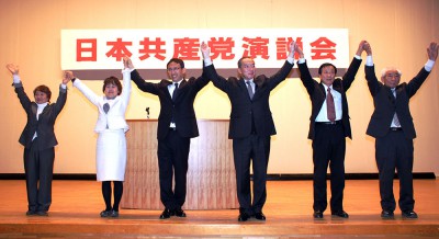 声援を受ける（右から）佐藤、遠藤、伊藤、塩川、雪田、小林の各氏＝2016年1月10日、吉川市
