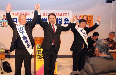 青年を受ける（左から）山下、塩川、がんどうの各氏＝2016年1月17日、宮代町