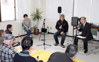 貧困問題で対談する伊藤候補（右）＝2016年2月14日、さいたま市