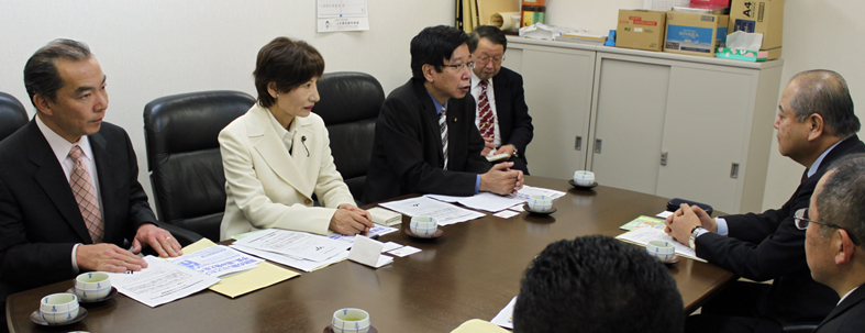 JA県中央会で懇談する伊藤候補、柳下県議、大門参院議員=2010年2月24日、さいたま市