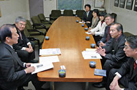 党新座市議団と一緒に須田新座市長と懇談
