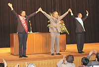 日本共産党演説会で声援にこたえる大門、笠井、伊藤3氏（東松山市）