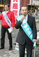 川口駅で村岡県議候補と訴える