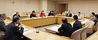 上尾市で農業関係者と懇談する伊藤候補と党市議団ら