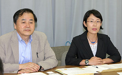 記者会見する小松崎県委員長(左)と片山候補(右)=7月31日、さいたま市