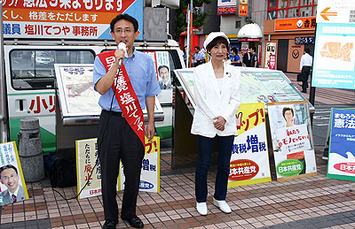共産党の前進を訴える塩川議員(左)と柳下県議(右)＝13日、所沢市