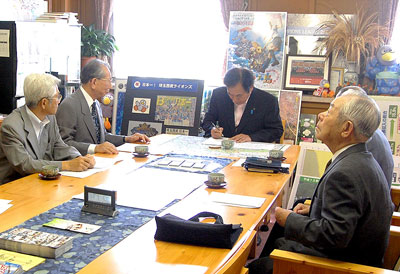 署名する上田知事=9月7日、埼玉県庁