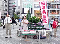 川口駅東口での宣伝･署名活動1=2009年9月18日、川口市