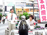 川口駅東口での宣伝･署名活動2=2009年9月18日、川口市