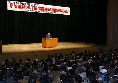 会場にあふれるほどの参加者が市田氏の話を聞きました