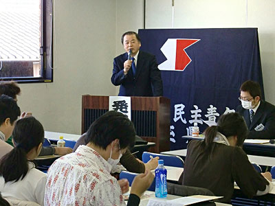 民青同盟県代表者会議であいさつする小松崎県委員長=2010年1月24日、上尾市