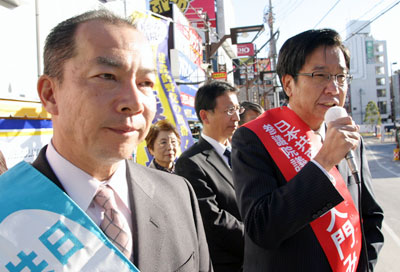 新春の挨拶をする大門(右)、伊藤(左)両氏=2010年1月1日、さいたま市大宮駅