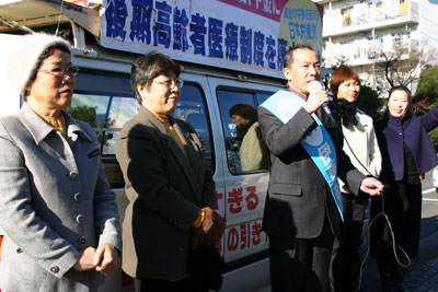 新成人に訴える伊藤岳候補(中央)と党上尾市議団=2010年1月10日、上尾市