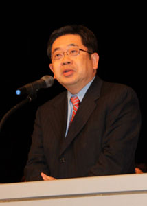 講演する小池晃政策委員長