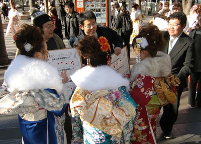 成人式宣伝の様子＝2011年1月10日、さいたま市さいたまスーパーアリーナ前
