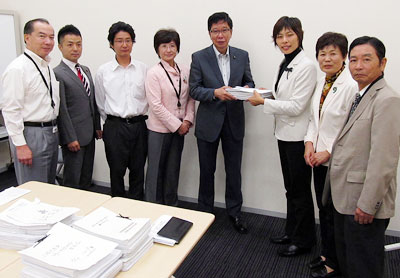 署名を受け取る大門みきし参院議員（中央）