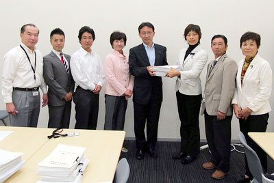 塩川てつや衆院議員も駆けつけました（中央）